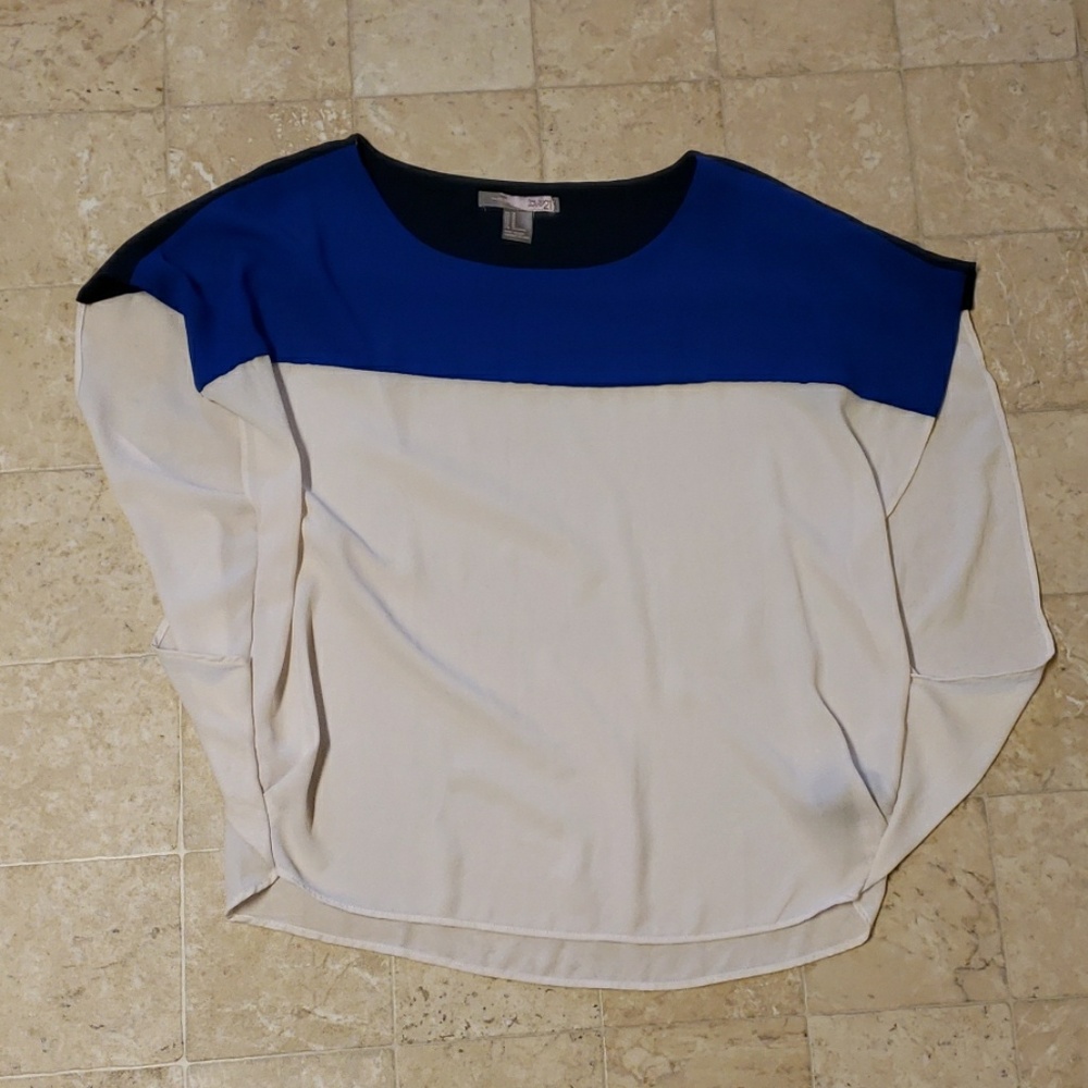 Blouse perfect for work or night out!